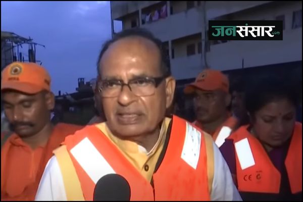 Union Minister Shivraj Chauhan visited flood-affected areas in Vijayawada in knee-deep water