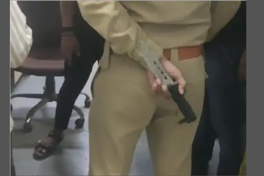 सूरत सिविल अस्पताल में चाकू बरामद: पुलिसकर्मी ने जान जोखिम में डालकर मरीज की सुरक्षा सुनिश्चित की