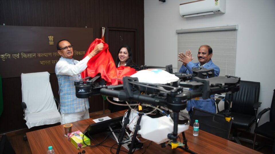 केंद्रीय कृषि एवं किसान कल्याण मंत्री शिवराज सिंह चौहान ने नई दिल्ली में AkinAnalytics के स्वदेशी NIKA2 कृषि ड्रोन का अनावरण किया।